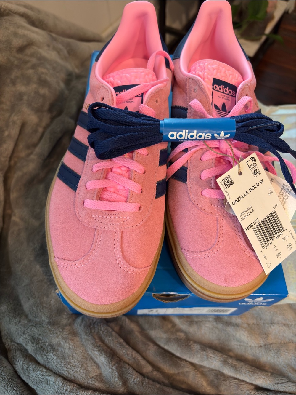 NWT Womens platform Gazelle Pink with Navy Stripes Sneakers